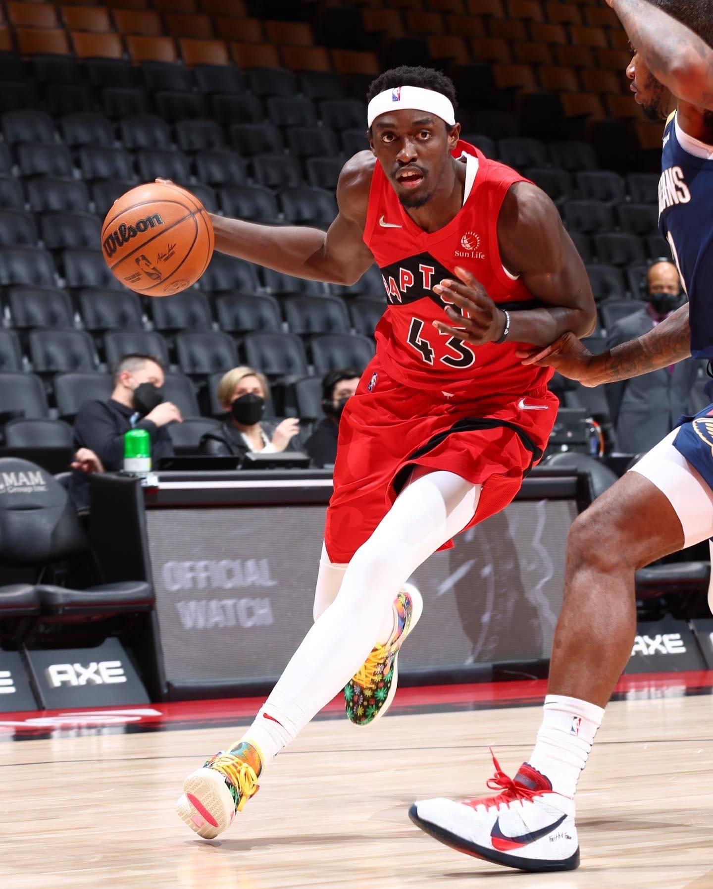 鹈鹕横扫广东队，范弗利特点燃赛场