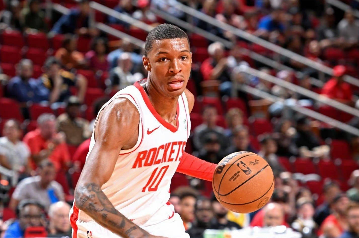 鹈鹕横扫广东队，范弗利特点燃赛场