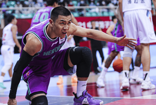 马刺翻盘上海队，高诗岩关键制胜