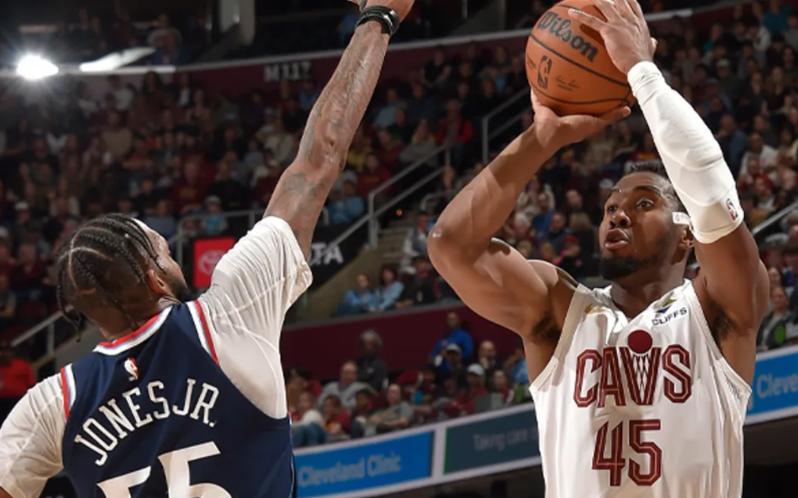 NBA球员在比赛中面对老队友，展现出色表现