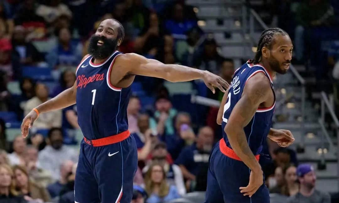 NBA球员在比赛中面对老队友，展现出色表现