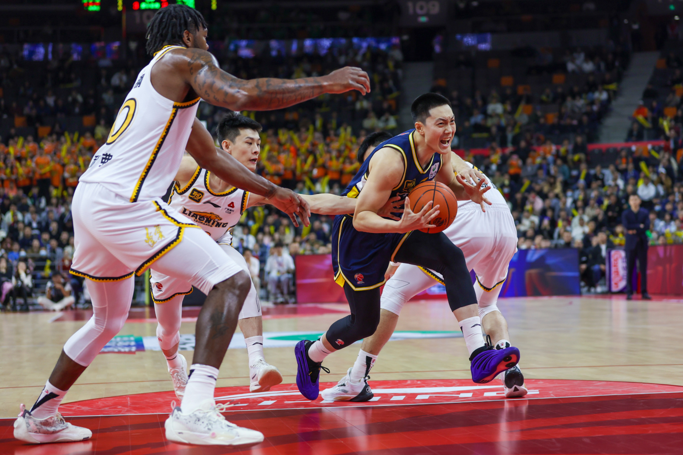 强劲内线压制对手,帮助球队顺利获胜 强劲内线压制对手,帮助球队顺利获胜